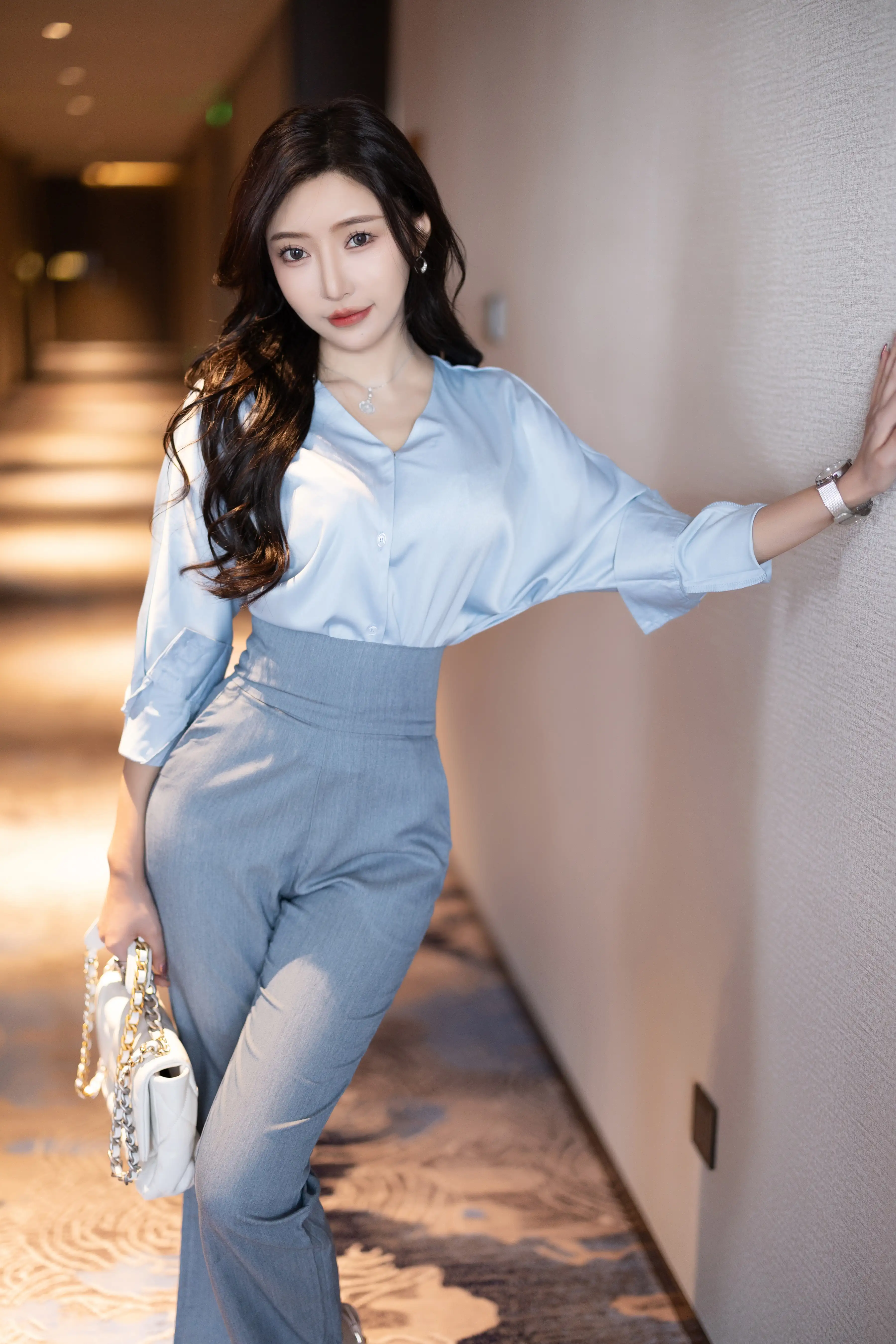 王馨瑶_NO.028_内购无水印_NO.7123_灰蓝色西裤配丝绸上衣_ - M940.COM 内部私购-第1张